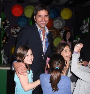 John Stamos with the kids 
 Photo